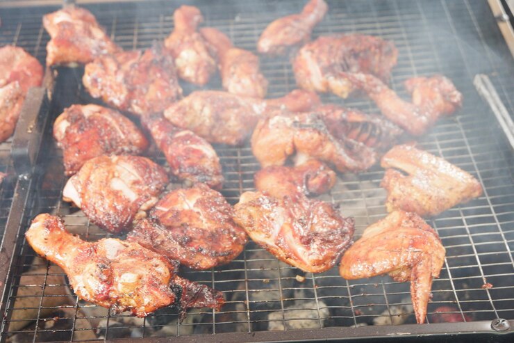 Foto vista de alto ângulo de carne na grelha de churrasco