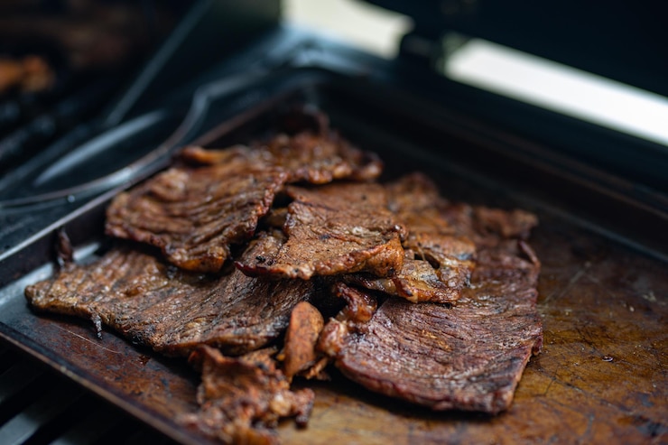 Foto vista de alto ângulo de carne na grelha de churrasco