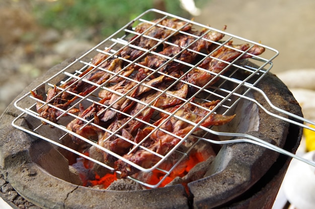 Foto vista de alto ângulo de carne na grelha de churrasco