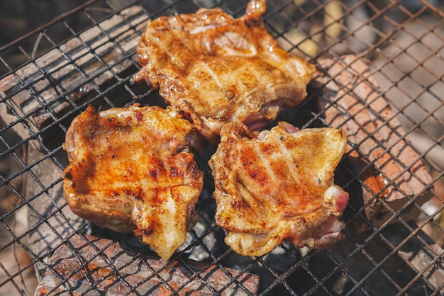 Foto vista de alto ângulo de carne na grelha de churrasco