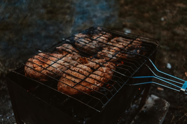 Foto vista de alto ângulo de carne na grelha de churrasco