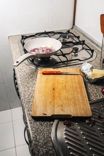 Foto vista de alto ângulo de carne no chão em casa