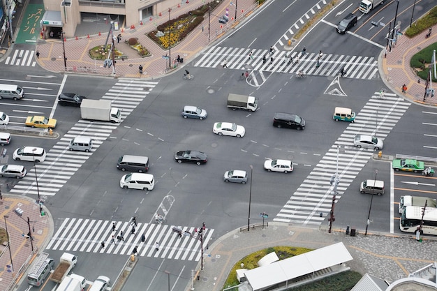 Vista de alto ângulo de carros na estrada na cidade