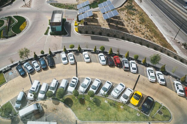 Vista de alto ângulo de carros na estrada