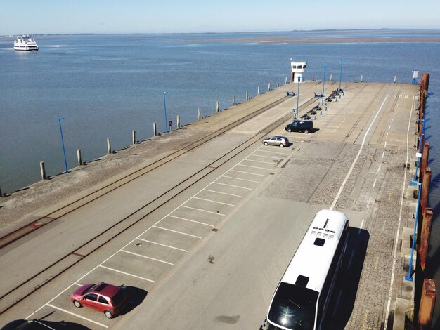 Vista de alto ângulo de carros no estacionamento com o mar