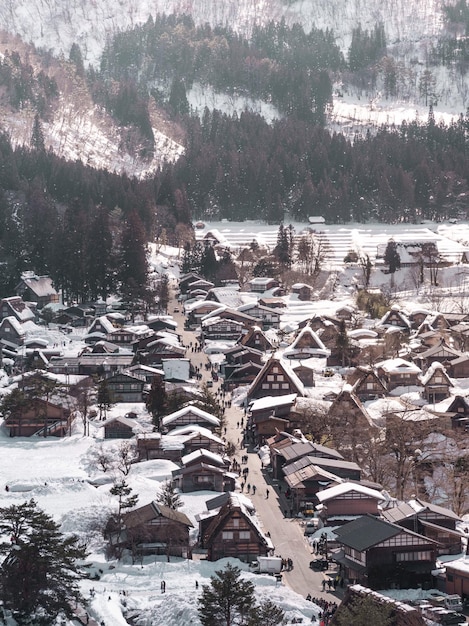 Foto vista de alto ângulo de casas cobertas de neve na cidade