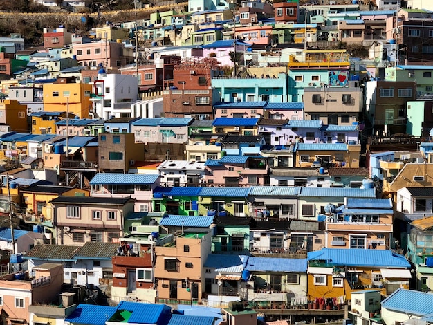 Foto vista de alto ângulo de casas coloridas na aldeia cultural de gamcheon