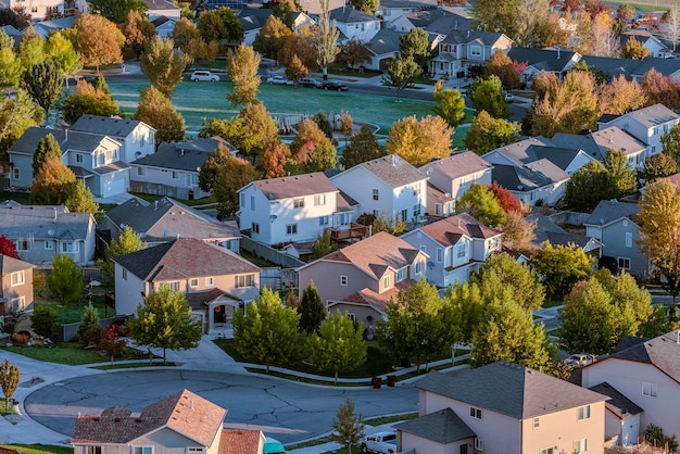 Foto vista de alto ângulo de casas e árvores na cidade