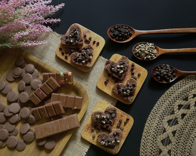 Vista de alto ângulo de chocolates na mesa