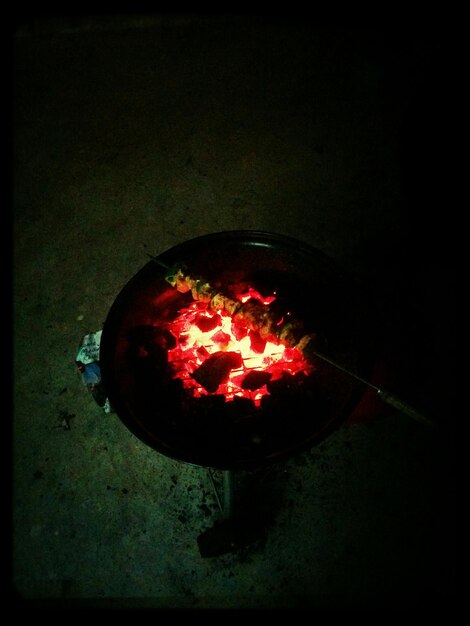 Foto vista de alto ângulo de churrasco na grelha