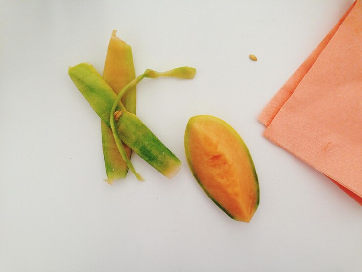 Foto vista de alto ângulo de close-up de fatia de fruta na mesa