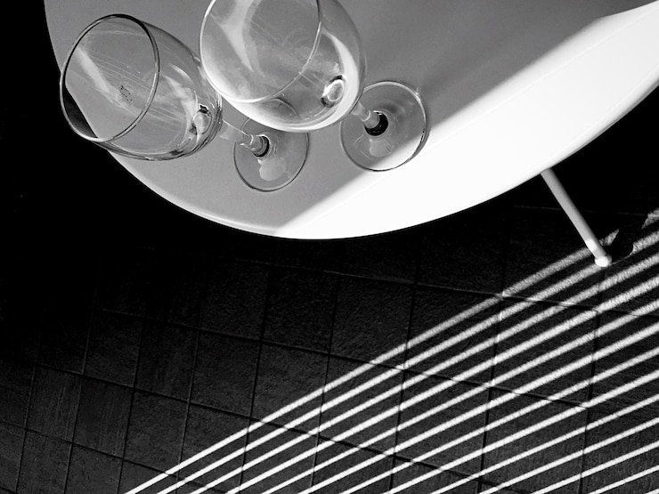 Foto vista de alto ângulo de copos de vinho na mesa