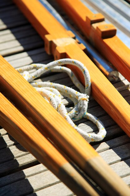 Foto vista de alto ângulo de cordas em barco