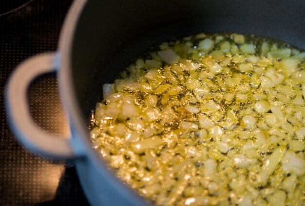 Foto vista de alto ângulo de cozinhar cebolas picadas em panela