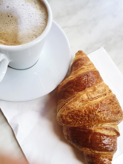 Vista de alto ângulo de croissant e café na mesa