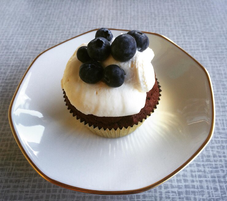 Foto vista de alto ângulo de cupcake na mesa