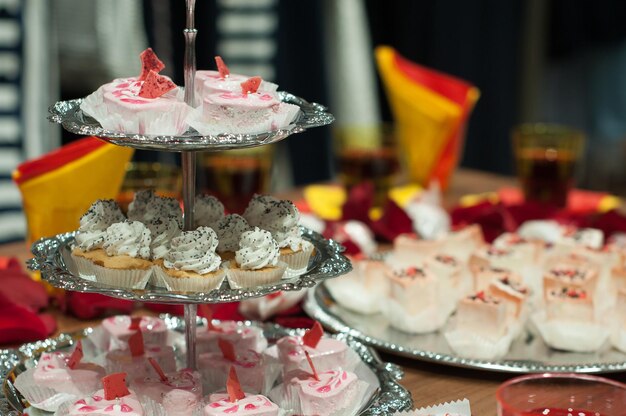 Foto vista de alto ângulo de cupcakes na mesa