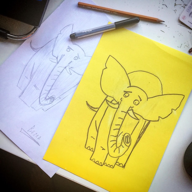Foto vista de alto ângulo de desenho de elefante em papel na mesa