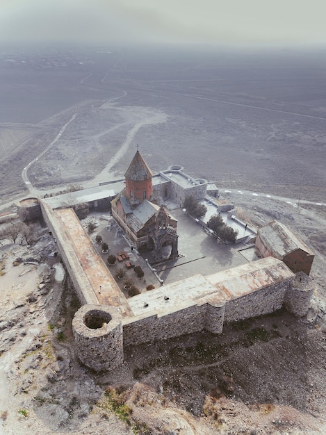 Vista de alto ângulo de edifício abandonado