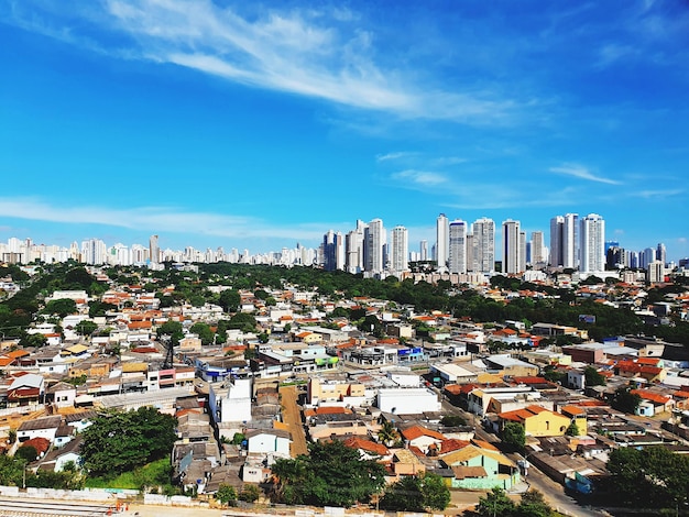 Vista de alto ângulo de edifícios contra o céu azul