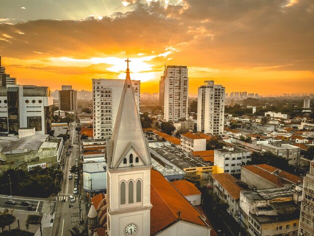 Vista de alto ângulo de edifícios contra o céu durante o pôr do sol