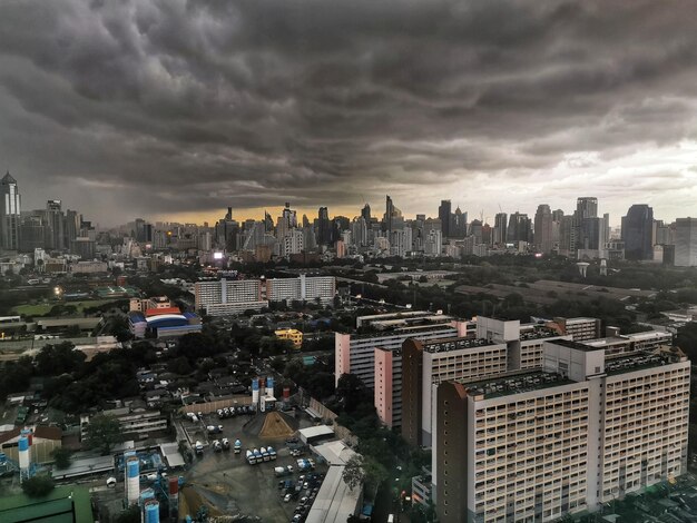 Foto vista de alto ângulo de edifícios da cidade contra nuvens de tempestade