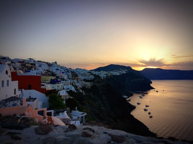 Vista de alto ângulo de edifícios do mar contra o céu ao pôr-do-sol