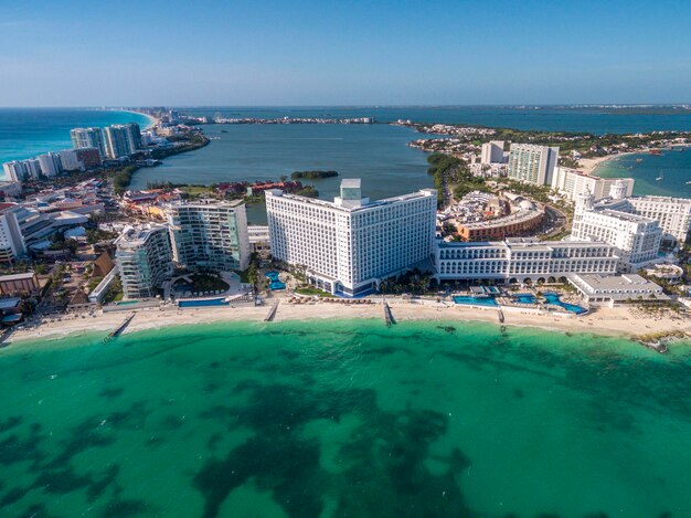 Foto vista de alto ângulo de edifícios do mar contra o céu