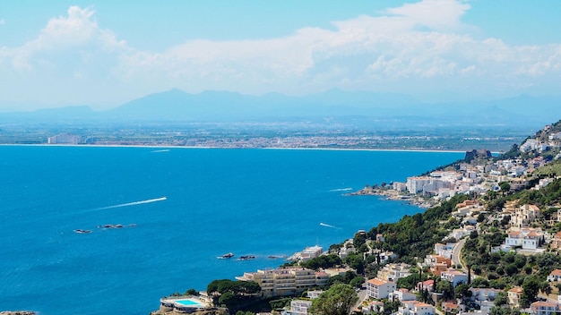 Vista de alto ângulo de edifícios do mar contra o céu