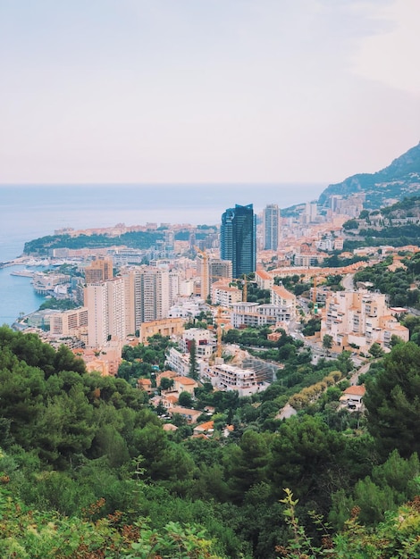 Vista de alto ângulo de edifícios e mar contra o céu