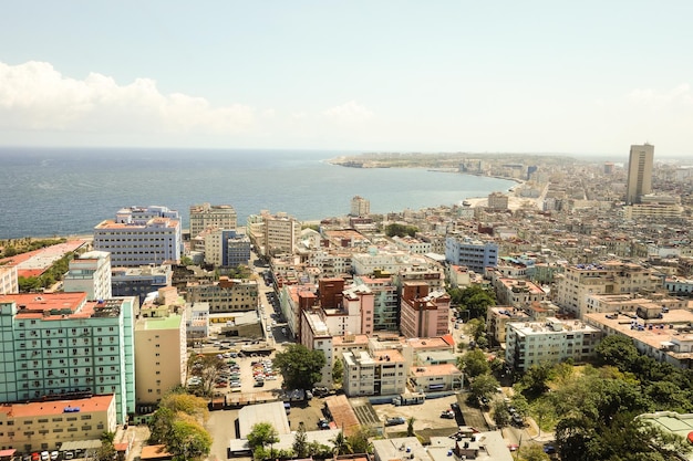 Vista de alto ângulo de edifícios e mar contra o céu