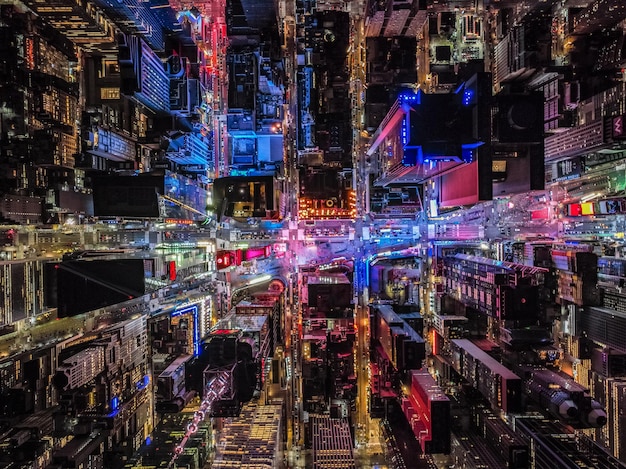 Vista de alto ângulo de edifícios iluminados na cidade à noite