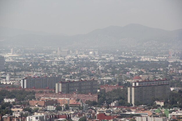 Vista de alto ângulo de edifícios na cidade contra o céu claro
