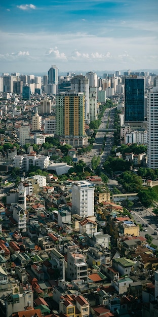 Vista de alto ângulo de edifícios na cidade contra o céu
