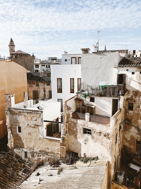 Vista de alto ângulo de edifícios residenciais contra o céu