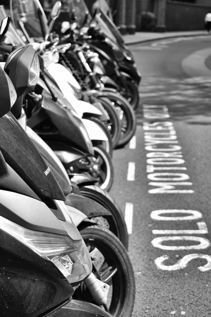 Foto vista de alto ângulo de estacionamento de motocicletas na rua