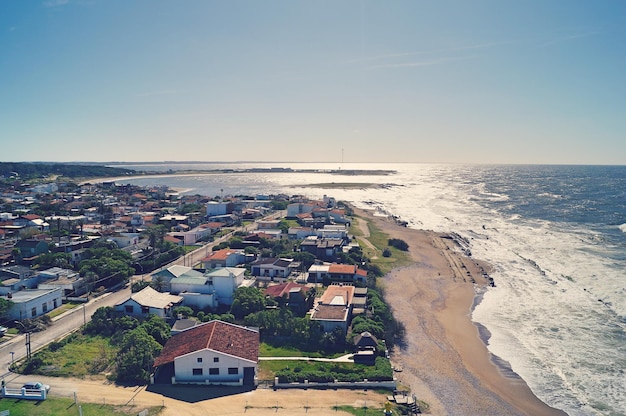 Foto vista de alto ângulo de estruturas construídas contra o mar calmo