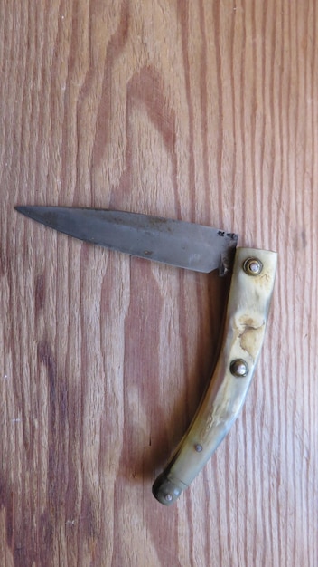 Vista de alto ângulo de faca em mesa de madeira