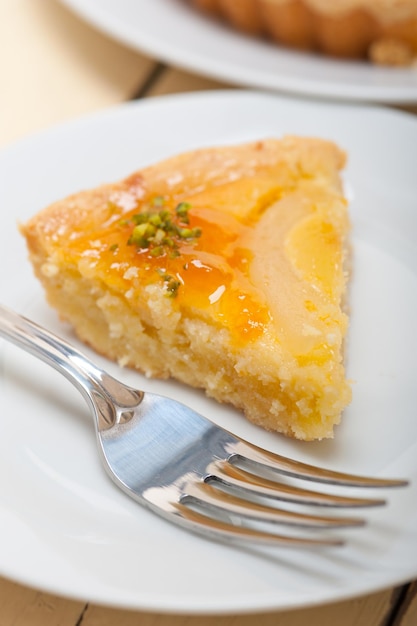 Vista de alto ângulo de fatia de torta fresca servida em prato na mesa