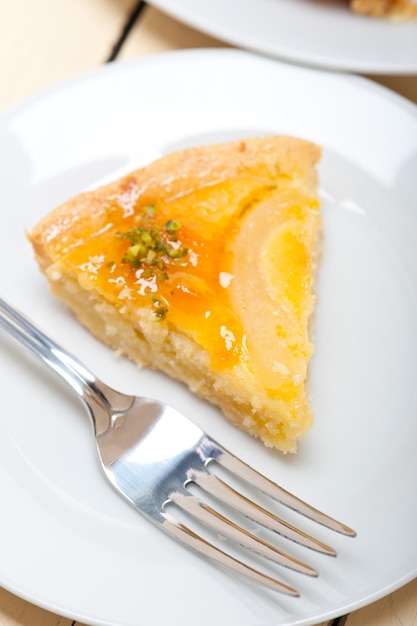 Vista de alto ângulo de fatia de torta fresca servida em prato na mesa