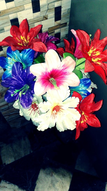 Foto vista de alto ângulo de flores artificiais multicoloridas em casa