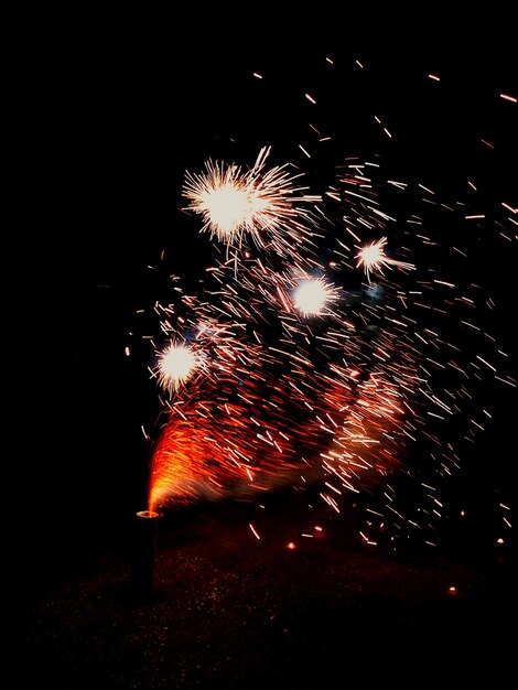 Foto vista de alto ângulo de fogos de artifício explodindo à noite