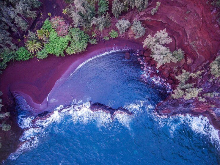 Foto vista de alto ângulo de formação rochosa no mar