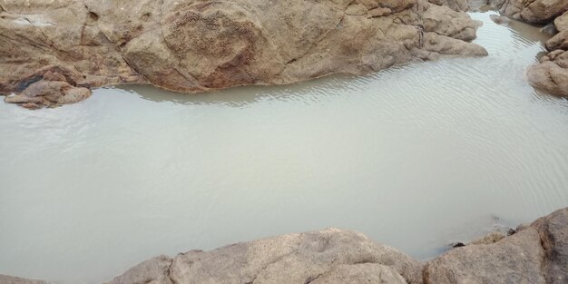 Foto vista de alto ângulo de formação rochosa no mar