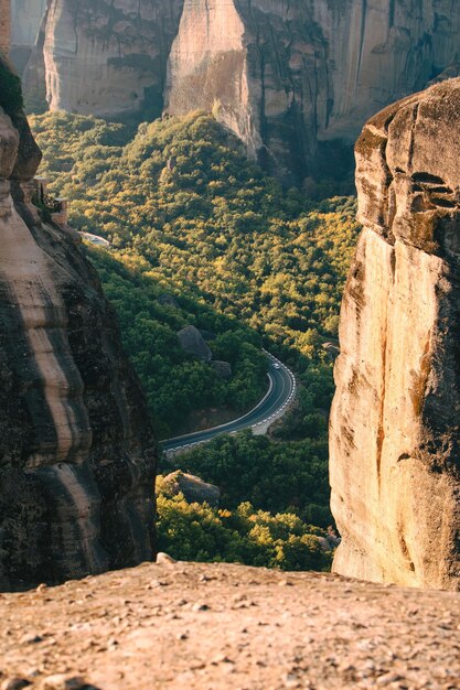 Foto vista de alto ângulo de formações rochosas.