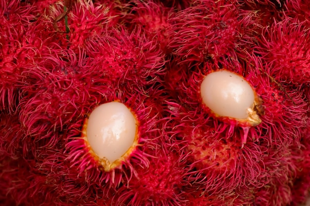 Foto vista de alto ângulo de frutas de rambutan