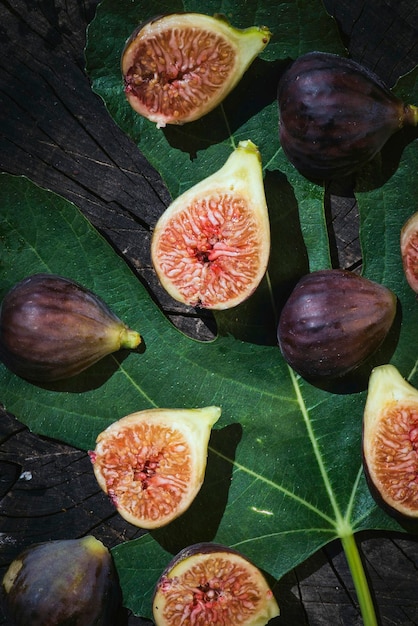 Foto vista de alto ângulo de frutas e folhas na mesa