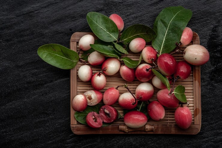 Foto vista de alto ângulo de frutas e folhas na mesa