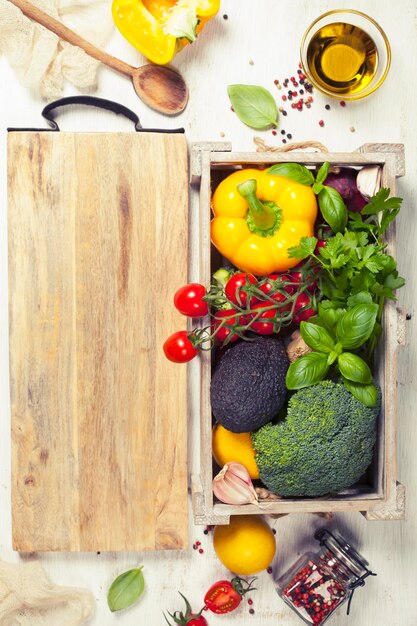 Foto vista de alto ângulo de frutas e legumes na mesa