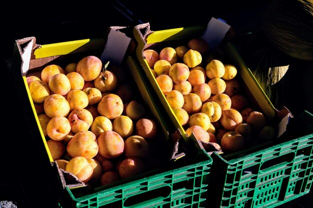 Vista de alto ângulo de frutas em caixas em barracas de mercado